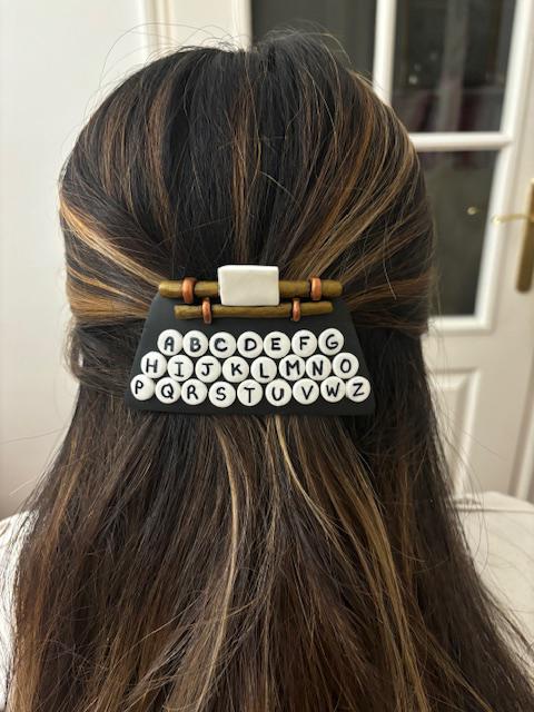 Barrette cheveux originale "dactylo-machine à écrire" en pâte polymère